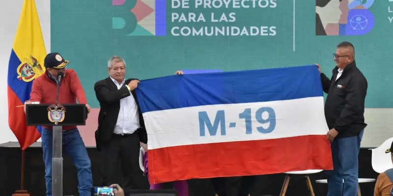 “Estamos de fiesta”: Petro exhibió bandera del M-19 en homenaje a Carlos Pizarro en pleno acto público