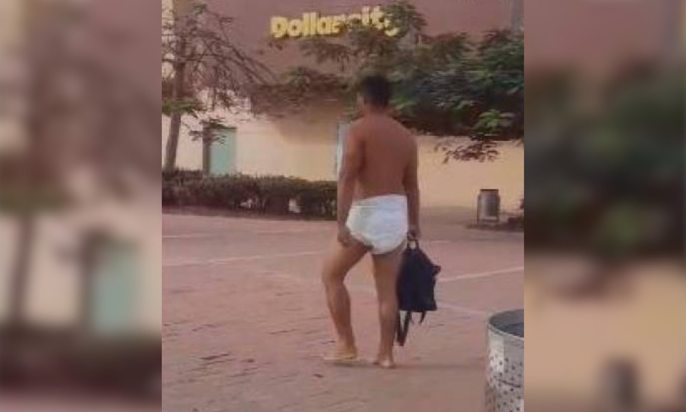 Como aventura en pañales, así fue la travesía de un hombre caminando por las calles de Cartagena