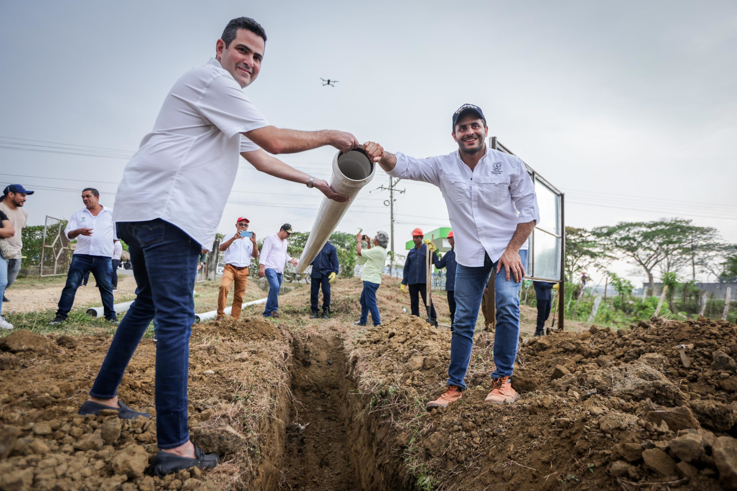 Gobernador y Gerente de Aguas de Córdoba instalan la primera tubería de ampliación del acueducto de San Bernardo del Viento