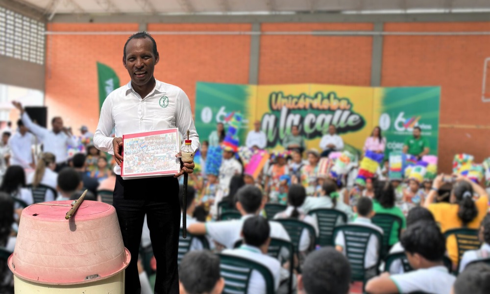 Estudiante unicordobés lidera la iniciativa ‘ReciclaSon’, que fusiona la educación artística con el compromiso ambiental