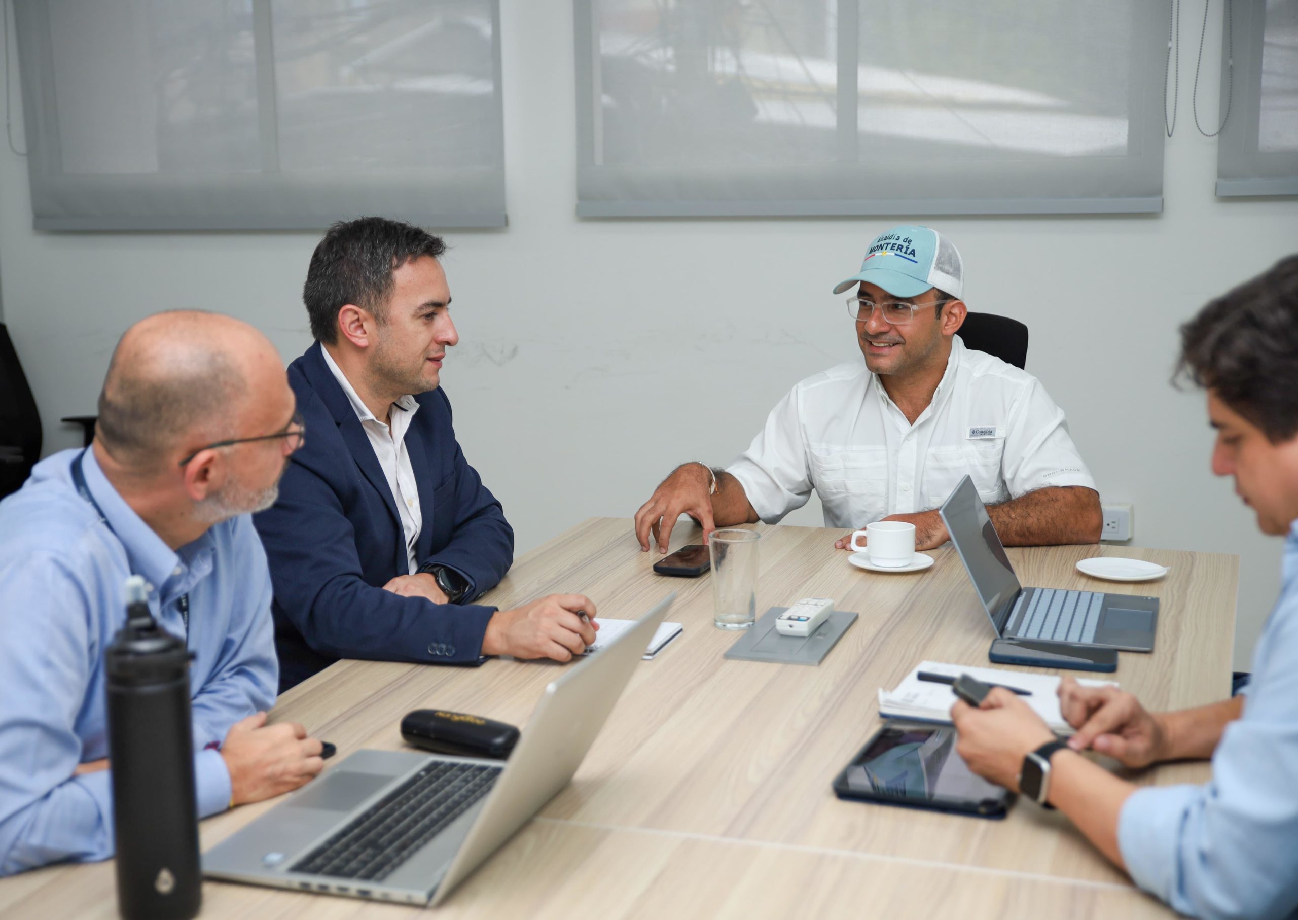 Alcalde Hugo Kerguelén se reunió con representantes de la aerolínea chilena JetSmart y AirPlan con el ánimo de ofrecer nuevas rutas aéreas en Los Garzones