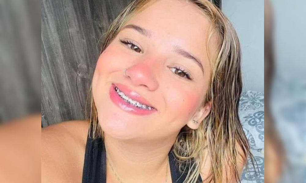 Hermosa joven se lanzó a un carro por despecho, habría peleado con su novio