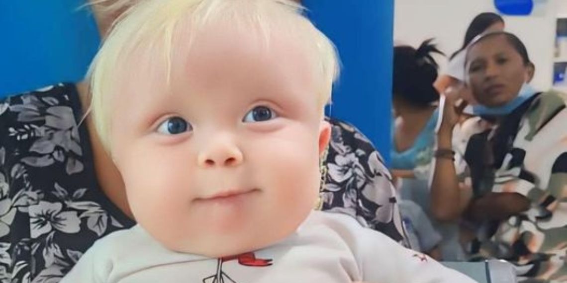 ¡Qué preciosura! Bebé wayuú albino causa furor entre su comunidad, todas quieren cuidar de él